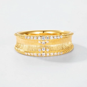 Bague large en argent S925 doré avec finition brossée et pavé de pierres en zircone