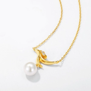 Minimalist S925 silver necklace with elegant gold leaf pendant and round pearl