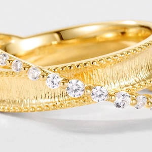 Makroaufnahme von S925 Sterlingsilber Ring mit gebürstetem Goldfinish und Zirkonia Besatz