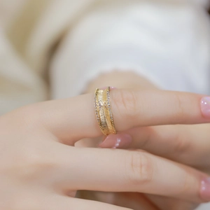 Détail d'une bague dorée brossée pour femme avec double rangée de zircons de style boho
