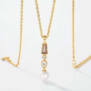 Elegante collar de oro con cuarzo ahumado rectangular, circón brillante y colgante de perla