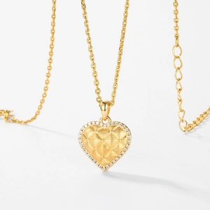 Collier élégant avec pendentif coeur doré à texture matelassée et bordure en zircon