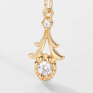 Elegante collana in argento S925 dorato con ciondoli in zircone rotondi su sfondo grigio chiaro