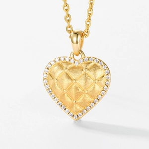 Collier pendentif cœur doré avec texture matelassée et cristaux blancs étincelants
