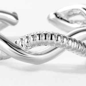 Makroaufnahme von S925 Sterlingsilber Wellenring mit gewebter Textur und metallischem Glanz