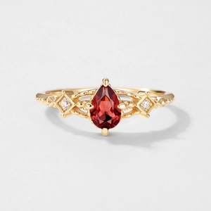 Anello in argento S925 con granato a goccia e fascia dorata con lavorazione a traforo