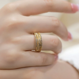Bague bohème dorée à texture brossée et cristaux brillants portée par mannequin