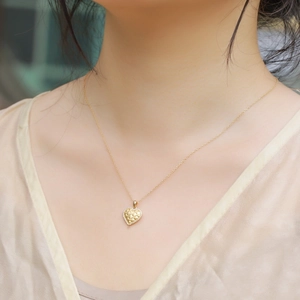 Élégant collier pendentif cœur doré avec texture treillis brossée et cristaux blancs