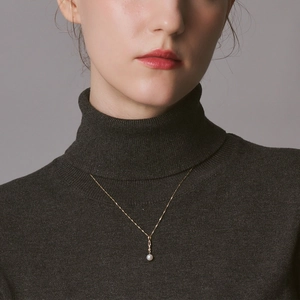 Elegante collar de plata S925 con perla natural de agua dulce en cadena dorada