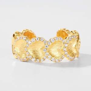 Vintage gold ginkgo leaf ring with brushed texture and sparkling zircon inlay