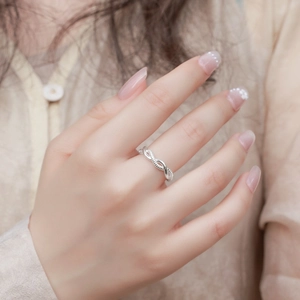 Eleganter S925 Sterlingsilber Wellenring am Finger eines Models präsentiert
