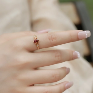 Anello vintage in argento S925 con granato a pera e traforo in oro, sulla mano