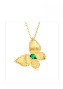 Detail van vlinderketting met geborsteld goud en peergeslepen groene edelsteen