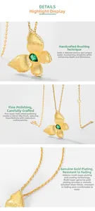 Détails du pendentif papillon doré avec texture brossée et pierre verte en goutte