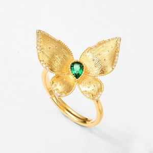 Vintage gouden vlinderring met smaragdgroene steen en fonkelende kristallen voor dames