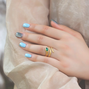Bague serpent en argent S925 plaqué or vintage avec texture brossée et émeraude verte