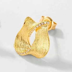 Minimalist S925 silver gold-plated earring with brushed texture and zircon inlay