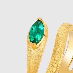 Bague en argent S925 plaqué or avec texture serpent brossée et gemme marquise verte