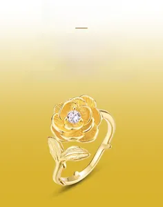 Vue détaillée d'une bague camélia en argent S925 brossé avec gemme centrale étincelante
