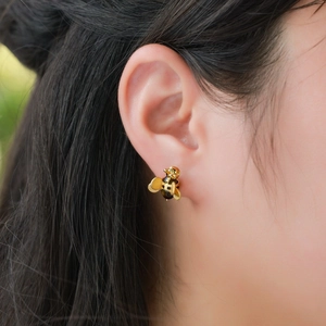 Boucle d'oreille abeille en argent S925 avec pierre oeil de tigre sur un mannequin