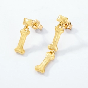 Orecchini asimmetrici in argento S925 placcato oro opaco a forma di osso stile spazzolato