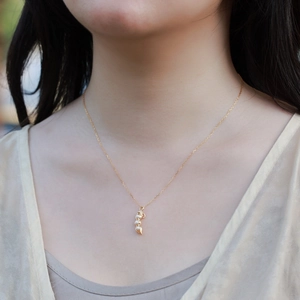 Collier avec pendentif cosse de pois en argent S925 et trois perles dorées pour femme