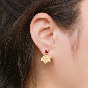 Boucles d'oreilles vintage feuille de ginkgo dorée avec grenade rouge et argent brossé