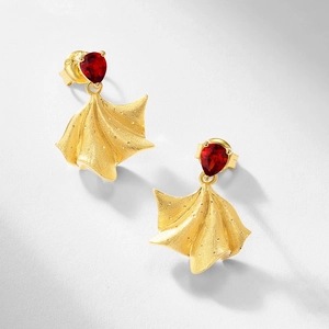 Boucles d'oreilles feuille de ginkgo dorées avec grenat rouge et finition mate brossée