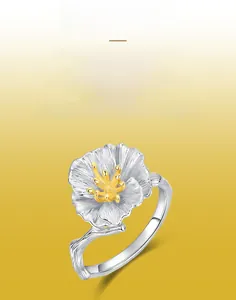 Détails de la bague fleur d'hibiscus en argent S925 brossé avec des accents dorés
