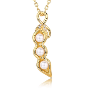 Pendentif cosse de pois doré élégant avec perles blanches et oxydes de zirconium