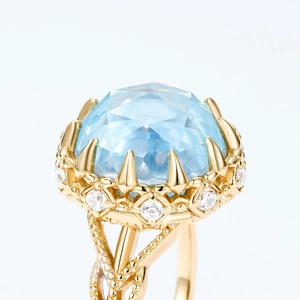 Bague luxueuse en argent S925 plaqué or avec topaze bleue et monture style couronne