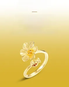 Vue détaillée de la bague fleur en argent S925 brossé avec pierre de zircon rouge