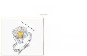 Détail d'une bague fleur d'hibiscus en argent S925 avec pistil en or 10K brillant