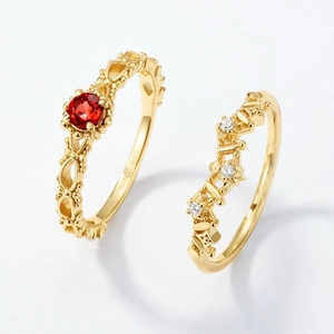 Vintage S925 silver gold-plated ring set with red garnet and lace hollow patterns