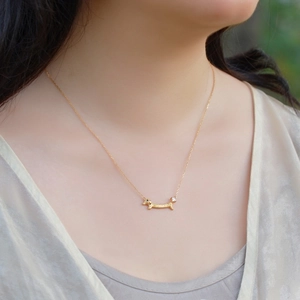 Collier teckel en argent sterling S925 doré avec finition mate et petit diamant brillant