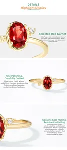 Détails macro d'une bague grenade avec motif flèche argentée et placage en or