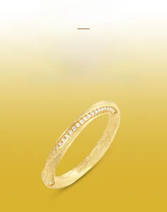 Détail de la bague en argent S925 avec texture dorée brossée et zircons blancs