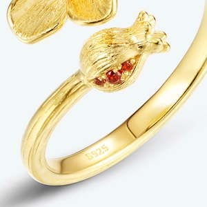 Bague fleur de grenade en argent S925 avec texture brossée dorée et pierres précieuses rouges