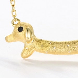 Collier teckel doré mat avec cristaux étincelants sur une fine chaîne élégante