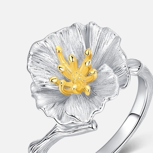 Bague hibiscus élégante en argent 925 avec pétales brossés et détails de pistils dorés