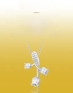 Vue détaillée du collier pendentif muguet en argent brossé avec des cristaux incrustés