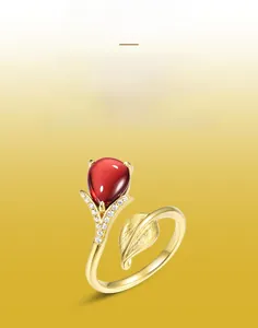 Macro anello in argento S925 con granato a pera e dettaglio foglia dorata spazzolata