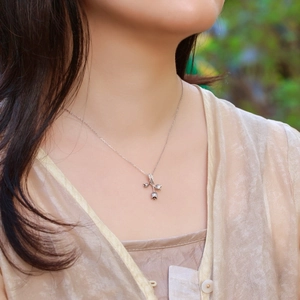 Élégant collier muguet en argent sterling S925 sur modèle sous une lumière douce
