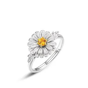 Anello Aperto in Argento Sterling S925 a Forma di Margherita per Donna Finitura Spazzolata Placcato Oro con Zirconia Regolabile