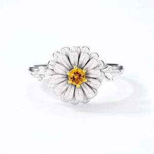 Anello margherita in argento sterling S925 con gemma gialla e petali spazzolati fini
