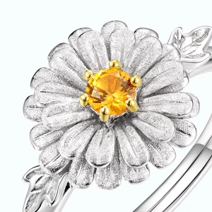 Anello margherita in argento sterling S925 con gemma gialla e petali con finitura spazzolata