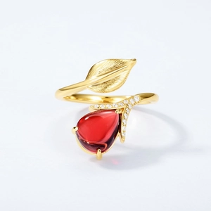 Anello in argento S925 a foglia con granato e finitura in oro spazzolato