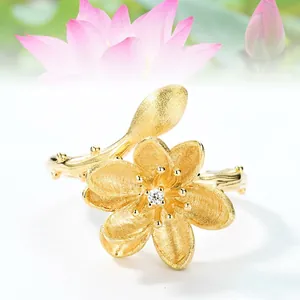 Anello Regolabile in Argento Sterling 925 Placcato Oro Fiore di Loto Con Zirconia Finitura Spazzolata Design Ramo Natura