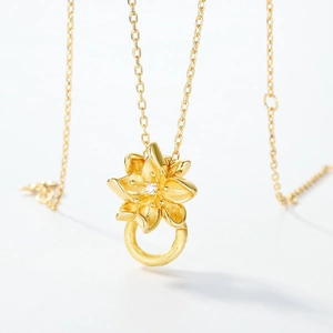 Collier en argent S925 doré avec pendentif fleur texturée et cristal étincelant