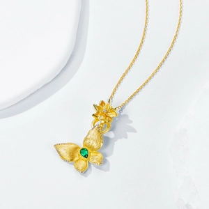 Collier vintage en argent S925 plaqué or avec pendentif papillon et pierre verte